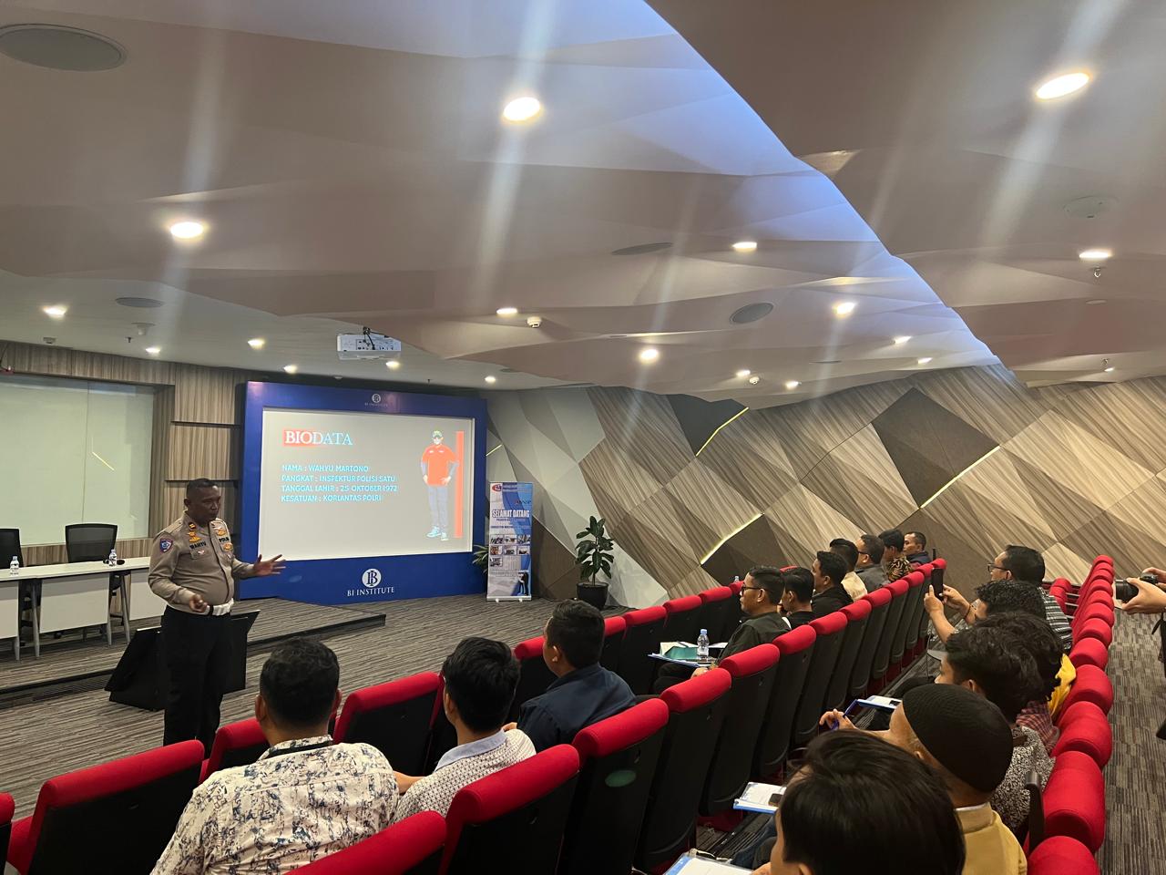 Presentasi Materi Sertifikasi di BI Institute